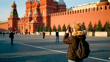 Полиция помешала девушкам отведать красную икру на Красной площади