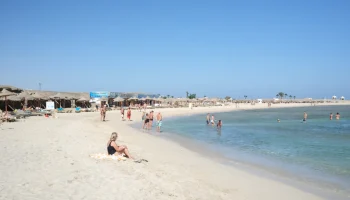 Генконсульство: российским туристам в Египте пока не стоит есть вне отелей