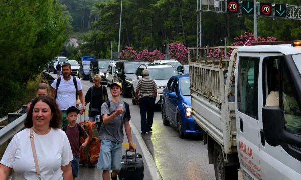Туристы бросали автобусы и шли пешком в аэропорт Антальи из-за гигантской пробки