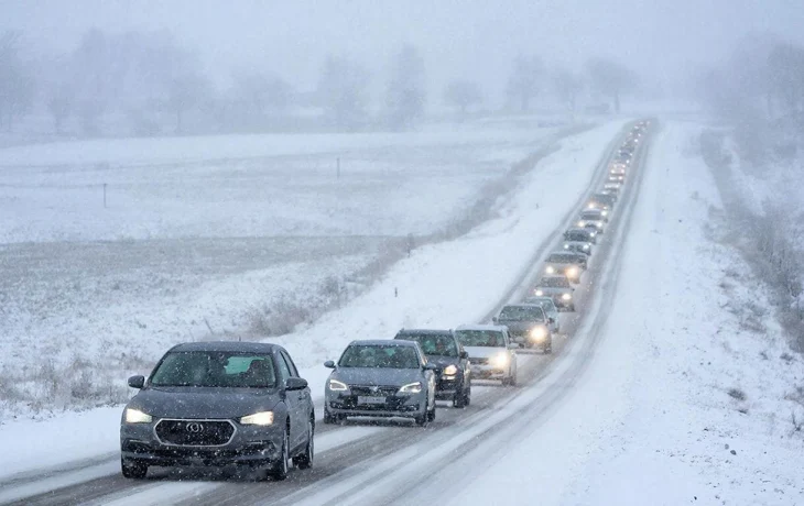 &laquo;Дорога не просто страшная, а очень&raquo;: сотни туристов застряли в Териберке