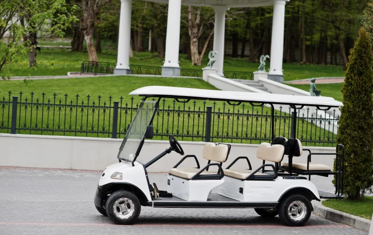 В Ялте подросток перевернул электрокар с туристами