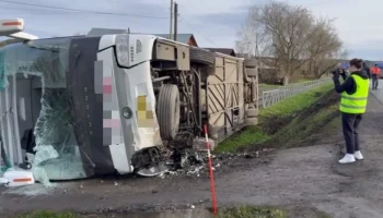 В Пермском крае опрокинулся автобус с туристами