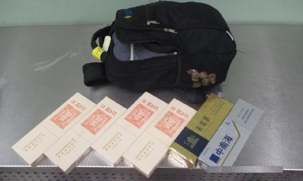 Двух китайских туристов с чемоданом сигарет задержали в Кольцово