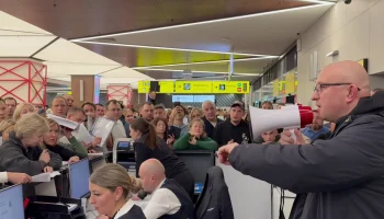 Ситуация в Шереметьево: аэропорт закрыли до 10 часов, пассажиры в ожидании, багаж обещают доставить 