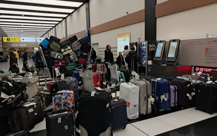 В Шереметьево отправки после снежного коллапса ожидают десятки чемоданов