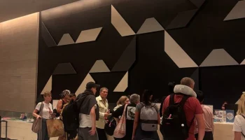 Взамен на задержку в 17 часов туристы получили отель с отличным видом