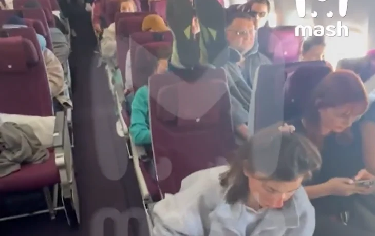 Пассажирка на рейсе Доха &ndash; Москва сложила ноги на голову впереди сидящей соседке