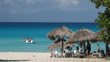 Туристов на Кубе напугали ураганом, комарами и португальскими корабликами Туристов на Кубе напугали ураганом, комарами и португальскими корабликами