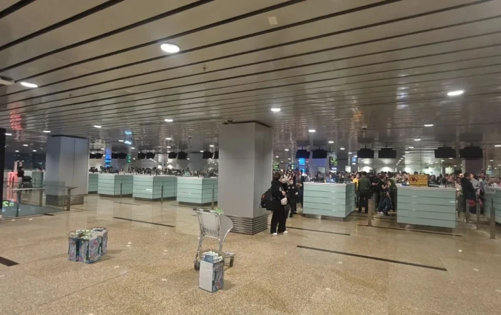 Туристы на 4 часа застряли в аэропорту Вьетнама