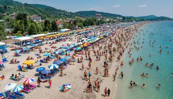 Один на одном: пляж в Архипо-Осиповке переполнен отдыхающими