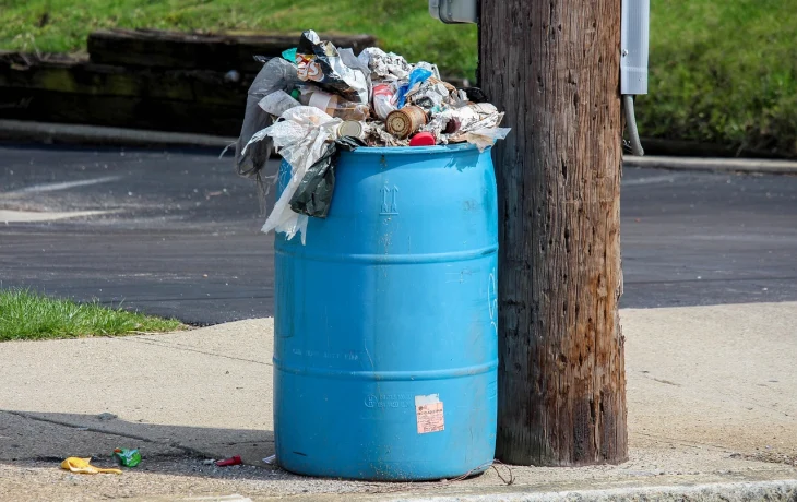 Туристам в Берлине обещают льготы за уборку мусора