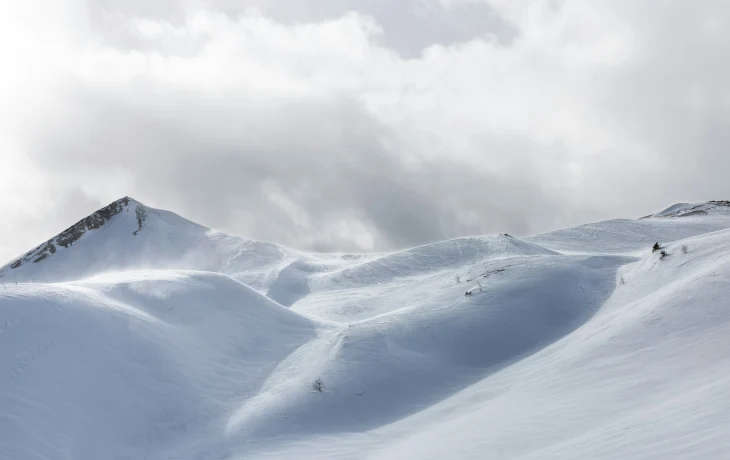 На Камчатке спасатели попытались помочь застрявшим в пурге туристам, но сами оказались в снежном пле На Камчатке спасатели попытались помочь застрявшим в пурге туристам, но сами оказались в снежном пле