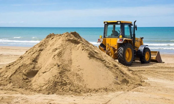 На центральный пляж Анапы завезли грунт с травой и битой плиткой