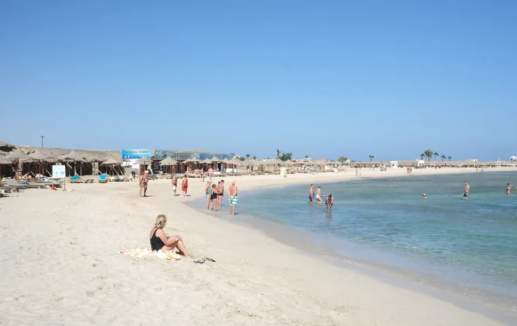 Генконсульство: российским туристам в Египте пока не стоит есть вне отелей