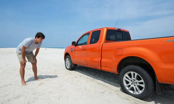 Российскому туристу в Таиланде грозит депортация из-за выезда на пляж на автомобиле