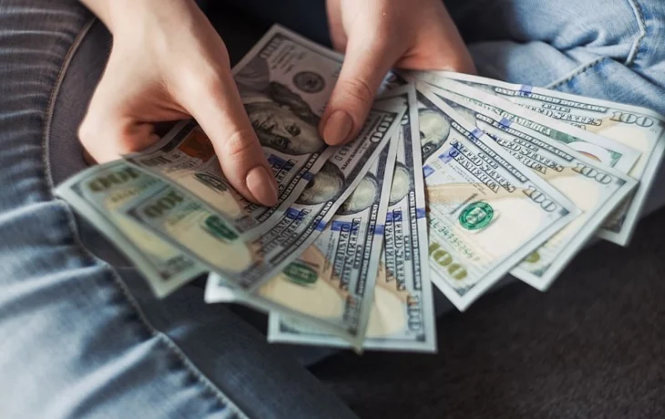 Наличные доллары предлагается купить по 75 рублей