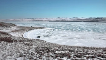 Туристов на Байкале продолжают вывозить на лед