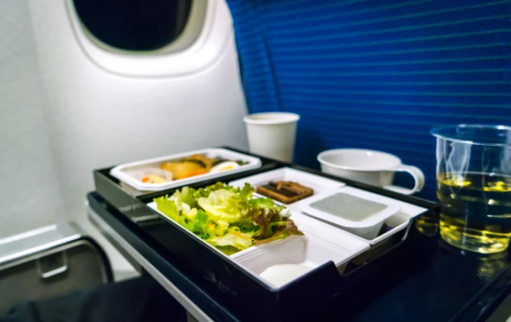 Поставщика питания оштрафовали за просрочку на рейсах «России» Поставщика питания оштрафовали за просрочку на рейсах «России»