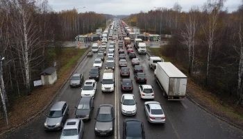 Даже Tesla не выдерживает: европейцы больше суток стоят на границе с Россией