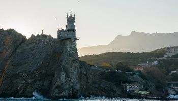 Бензин по талонам, но туристы едут: что происходит с бронированиями в Крыму