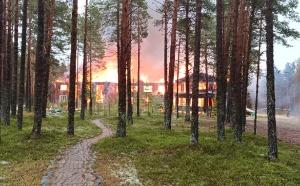 В Поморье сгорел загородный отель, некогда внесенный Forbes в десятку лучших в России В Поморье сгорел загородный отель, некогда внесенный Forbes в десятку лучших в России