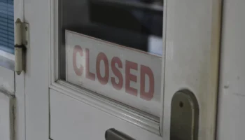 Клиенты и партнеры разорившегося турагентства &laquo;Открытый  мир&raquo; получают исполнительные листы