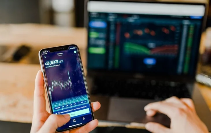 Туристам объяснили, почему надбавка к курсу ЦБ у туроператоров доходит до 6,5%