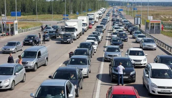 &laquo;Запасайтесь бутербродами&raquo;: автомобильные очереди из Евросоюза в Россию растянулись на сутки и более