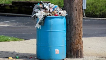 Туристам в Берлине обещают льготы за уборку мусора