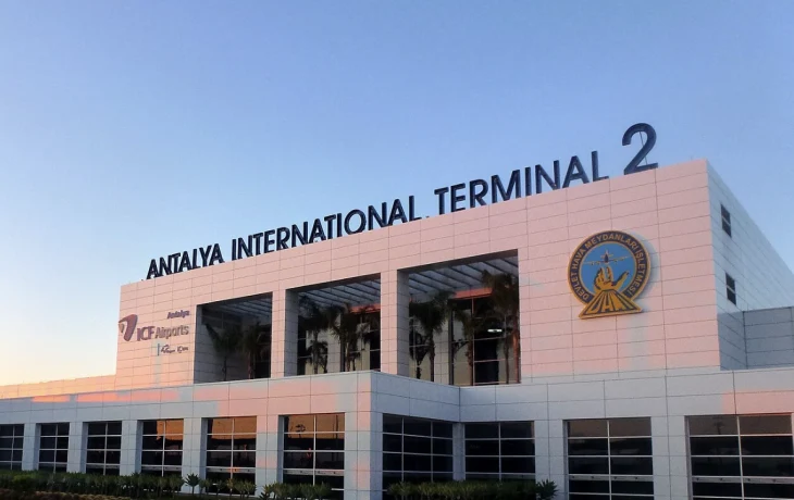 В аэропорту Антальи туристка упала в обморок после скандала из-за ручной клади