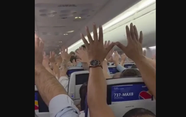 СМИ: бортпроводники приняли напоминание в телефоне за бомбу