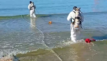 Водолазы собрали последний мазут со дна моря у Анапы Водолазы собрали последний мазут со дна моря у Анапы