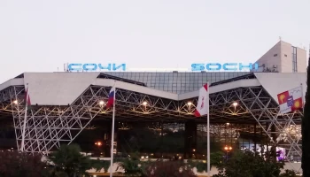 В аэропорту Сочи продолжаются сбои в расписании из-за череды «ковров»