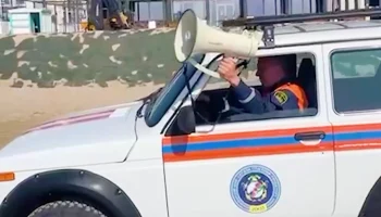 «Купание запрещено»: в Анапе пляжи патрулируют спецмашины