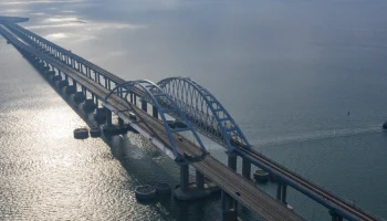 Минтранс не будет снимать ограничения на проезд по Крымскому мосту