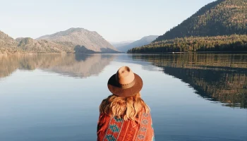 На Алтае предложили поставить видеокамеры и наказывать туристов-вандалов