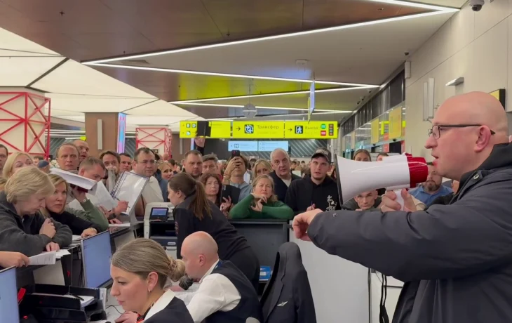 Ситуация в Шереметьево: аэропорт закрыли до 10 часов, пассажиры в ожидании, багаж обещают доставить Ситуация в Шереметьево: аэропорт закрыли до 10 часов, пассажиры в ожидании, багаж обещают доставить