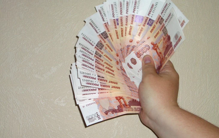 Доллар падает, рубль крепнет: туристы оказались перед дилеммой Доллар падает, рубль крепнет: туристы оказались перед дилеммой