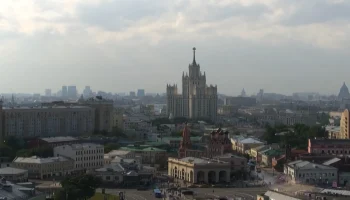 Туристам не повезло с погодой в Москве: на столицу обрушился ливень