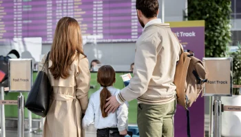 В Госдуме предложили размещать семьи с детьми в отели при задержке рейса на 4 часа