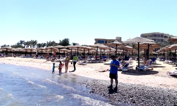 Туристов в Хургаде обеспокоил цвет моря: пляжи стали красными