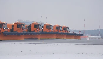 В аэропортах Москвы задержки рейсов из-за снегопада достигают 14 часов