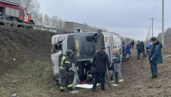 Экскурсионный автобус с детьми перевернулся в Саратовской области
