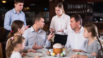 Гости загородного отеля поспорили с местным рестораном из-за принесенных куличей и пасхальных яиц