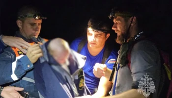 В Сочи спасатели эвакуировали из горного каньона туристов с младенцем