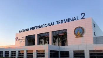 В аэропорту Антальи туристка упала в обморок после скандала из-за ручной клади