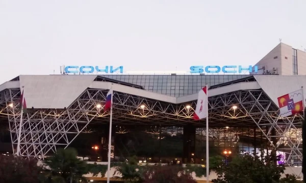 Аэропорт Сочи: рейсы в Москву и в Турцию задерживаются на 15–20 часов после «ковров» Аэропорт Сочи: рейсы в Москву и в Турцию задерживаются на 15–20 часов после «ковров»