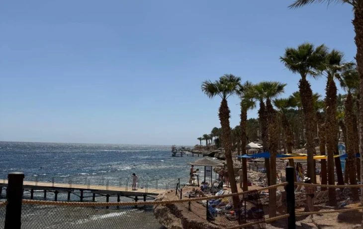 Туристы в Шарм-эль-Шейхе наблюдают за полетом истребителей с бокалом в руке