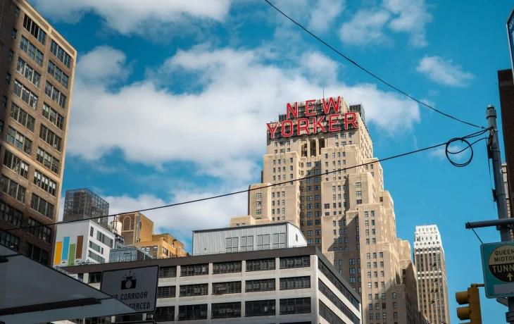 Постоялец годами бесплатно жил в отеле, а затем попытался переписать его на себя