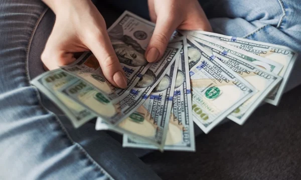 Наличные доллары предлагается купить по 75 рублей